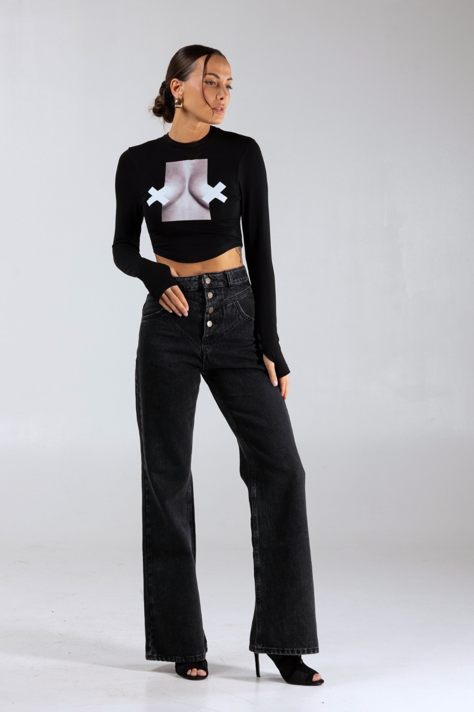 Krótki dopasowany longsleeve VALERIE nadruk XX BOOBIES 2 GATUNEK - czarny 2