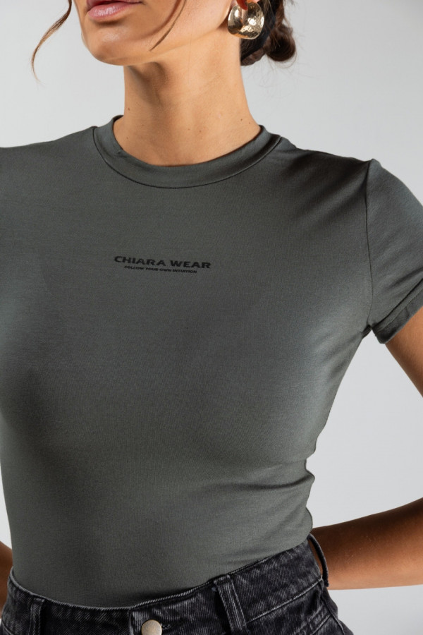Krótki dopasowany t-shirt typu motylek nadruk CHIARA - khaki