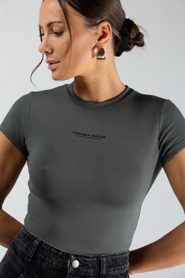 Krótki dopasowany t-shirt typu motylek nadruk CHIARA - khaki 3